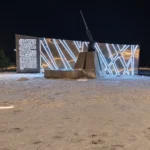 Архитектурная стела в Электростали: ночная подсветка.